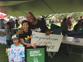 Anti-GMO activist protesting the corporatism of GMOs makes friends with a geneticist, post-friendly lecturing Image Credit: Hawaii Farmer’s Daughter